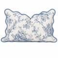 Cuscino decorativo 50 x 30 cm in tessuto bianco e blu con motivo floreale e bordo ondulato